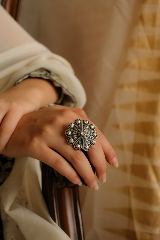 Elegant Silver Floral Ring
